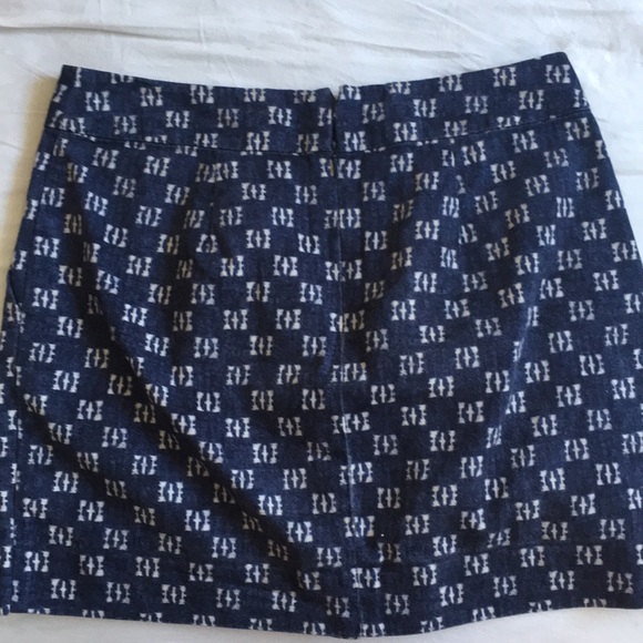 Gap size 2 navy mini skirt with white design - Picture 2 of 7